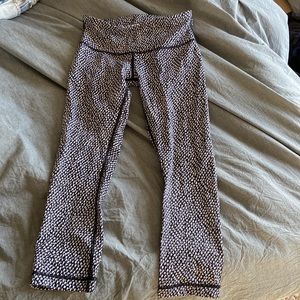 Lulu pattern crop legging size 4